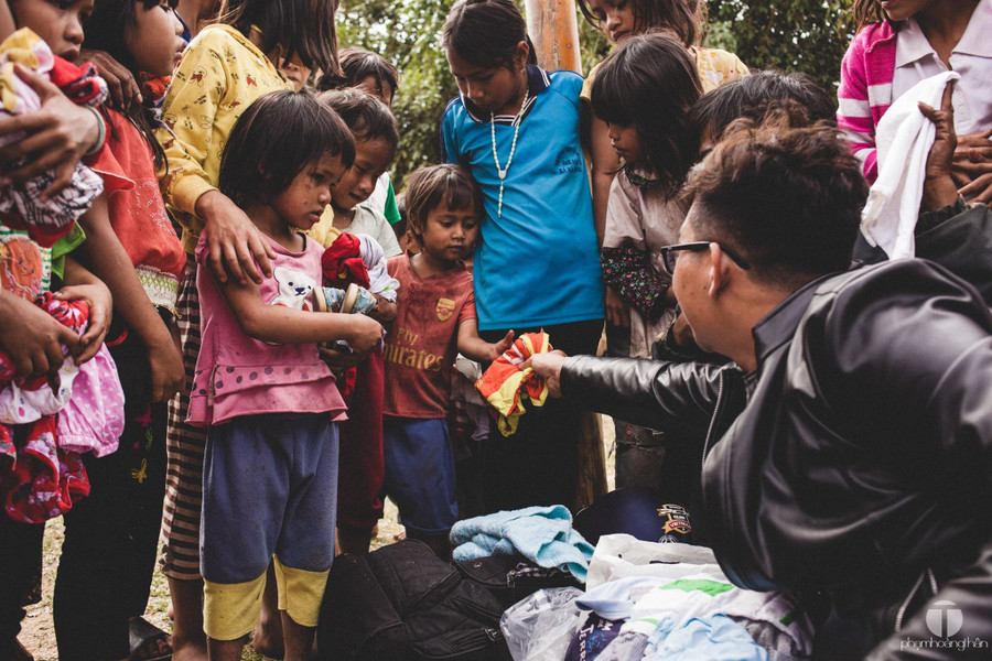 Có áo cầu thủ hợp với con đây - Ảnh: P.H.T