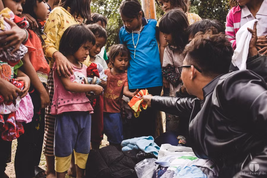 Có áo cầu thủ hợp với con đây - Ảnh: P.H.T