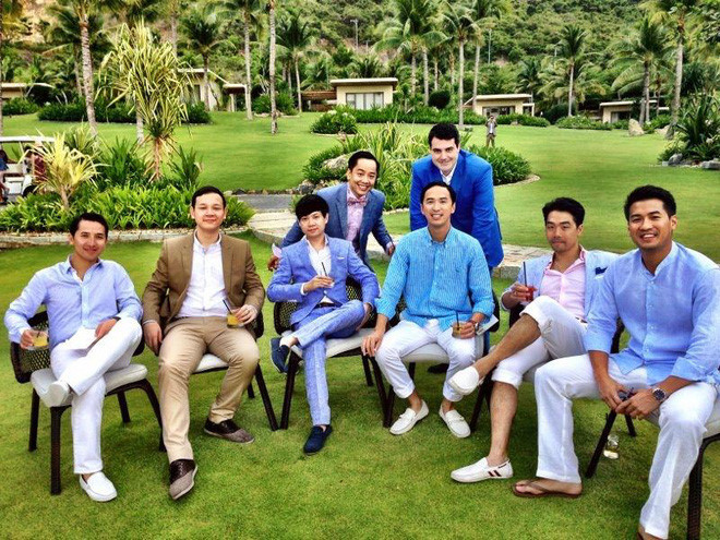 Trung Tín (thứ ba từ trái sang) bên cạnh chồng Tăng Thanh Hà - Louis Nguyễn và Phillip Nguyễn (ngoài cùng bên phải). Trung Tín (thứ ba từ trái sang) bên cạnh chồng Tăng Thanh Hà - Louis Nguyễn và Phillip Nguyễn (ngoài cùng bên phải).