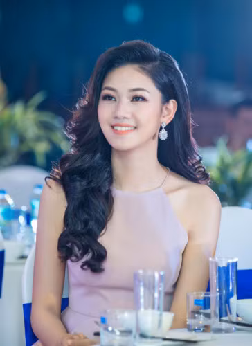 Vì chưa phải là một MC chuyên nghiệp nên những điều còn thiếu sót, cô sẽ cố gắng hết sức để cải thiện và phát huy tốt hơn.