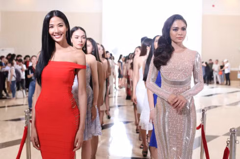 Hoàng Thùy và Mâu Thủy dẫn đầu các đoàn thí sinh tham gia cuộc thi Hoa hậu Hoàn vũ Việt Nam 2017.