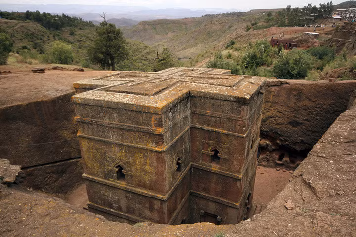 Nhà thờ đá Bet Medhane Alem ở Lalibela, Ethiopia, châu Phi. Ảnh: Reuters.