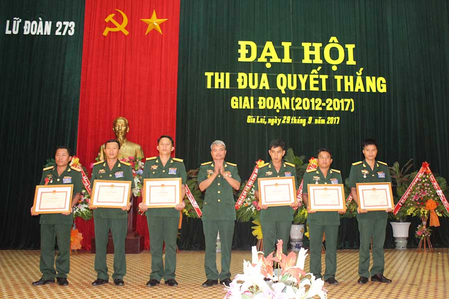  Tặng giấy khen cho các tập thể. Ảnh: Vĩnh Hoàng