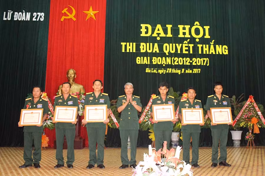  Tặng giấy khen cho các tập thể. Ảnh: Vĩnh Hoàng