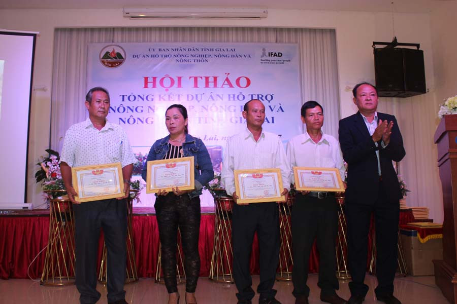 Giám đốc Ban Điều phối Dự án tỉnh trao thuởng những cá nhân có nhiều đóng góp. Ảnh: Nguyễn Diệp