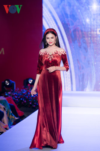 Bộ sưu tập "Sen vàng" của NTK Đỗ Trịnh Hoài Nam đã được mang đi trình diễn tại NewYork Couture Fashion Week.  Bộ sưu tập