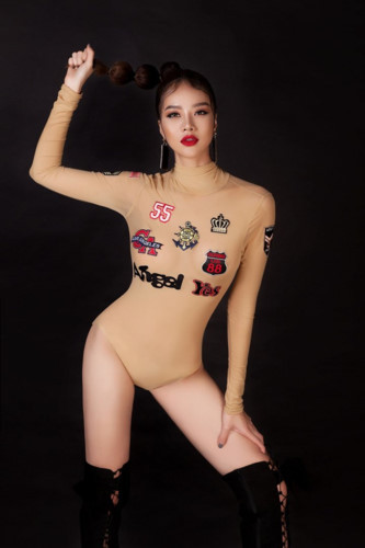 Cách làm tóc, phối phụ kiện của Kiều Ngân cũng đặc biệt ấn tượng và thu hút ánh nhìn khiến không chỉ cánh “mày râu” mà ngay cả các chị em phụ nữ cũng phải trầm trồ khen ngợi. Cách làm tóc, phối phụ kiện của Kiều Ngân cũng đặc biệt ấn tượng và thu hút ánh nhìn khiến không chỉ cánh “mày râu” mà ngay cả các chị em phụ nữ cũng phải trầm trồ khen ngợi.