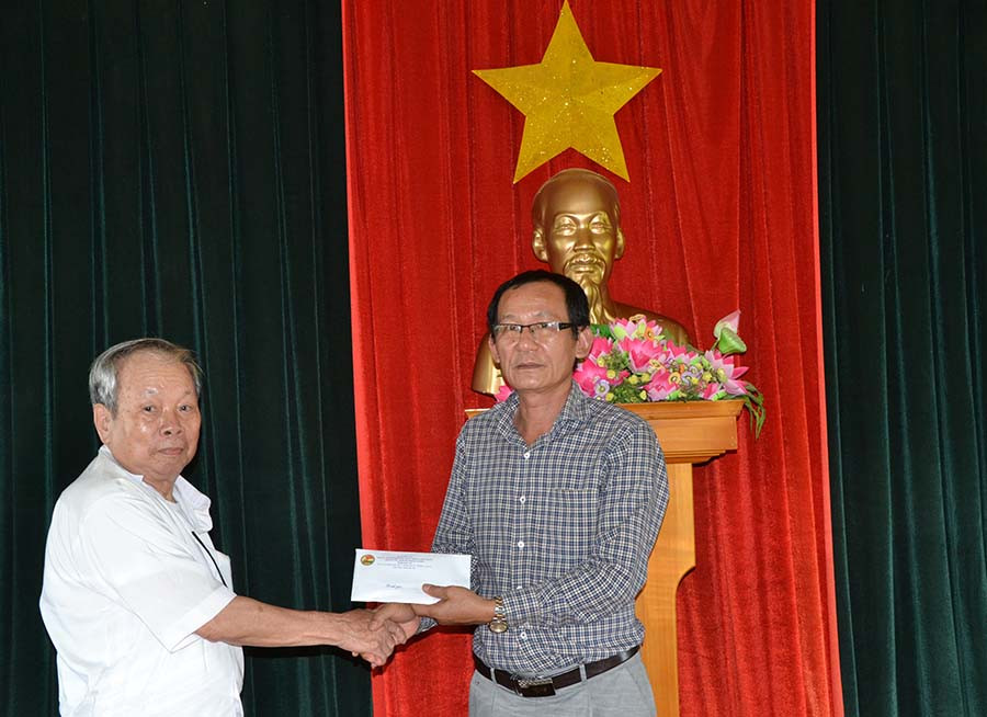  Ban Liên lạc trao quà tại huyện Kbang. Ảnh: Ngọc Thu