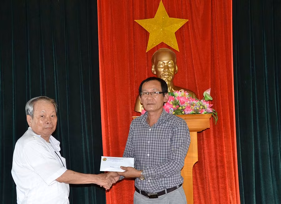  Ban Liên lạc trao quà tại huyện Kbang. Ảnh: Ngọc Thu