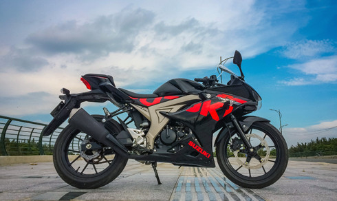 Suzuki GSX-R150 có giá bán chính hãng 75 triệu đồng.