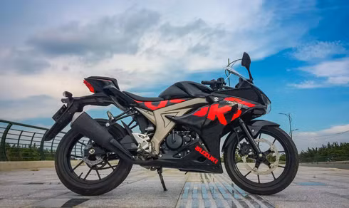 Suzuki GSX-R150 có giá bán chính hãng 75 triệu đồng.