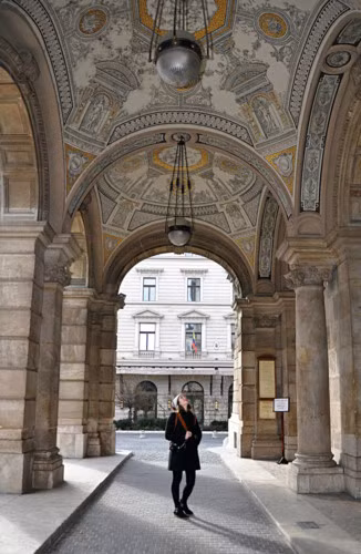 Lạc đường: Khi bị lạc đường, nếu đi cùng bạn bè, bạn sẽ cảm thấy an tâm và bớt hoảng sợ hơn khi đi một mình.