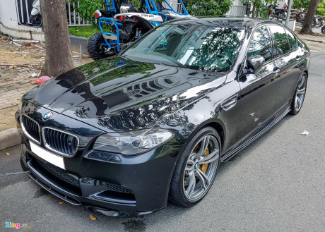 BMW M5 là dòng sedan hiệu suất cao, đối thủ của Mercedes E63 AMG và Audi S6. Chiếc xe xuất hiện trước nhà doanh nhân Quốc Cường là mẫu M5 duy nhất tại Việt Nam thuộc thế hệ thứ 6. BMW M5 là dòng sedan hiệu suất cao, đối thủ của Mercedes E63 AMG và Audi S6. Chiếc xe xuất hiện trước nhà doanh nhân Quốc Cường là mẫu M5 duy nhất tại Việt Nam thuộc thế hệ thứ 6.