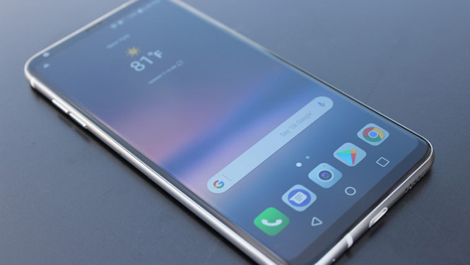 LG V30 trang bị màn hình FullVision với thiết kế gần như không có viền.