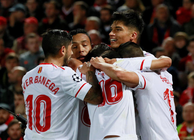 Niềm vui của các cầu thủ Sevilla sau khi gỡ hòa 2-2. Ảnh: REUTERS