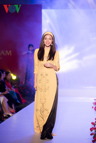 Những thiết kế được lấy cảm hứng từ áo dài truyền thống với tà áo dài và chiếc quần suông.  Những thiết kế được lấy cảm hứng từ áo dài truyền thống với tà áo dài và chiếc quần suông.