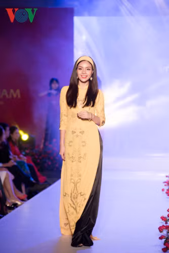  Những thiết kế được lấy cảm hứng từ áo dài truyền thống với tà áo dài và chiếc quần suông.