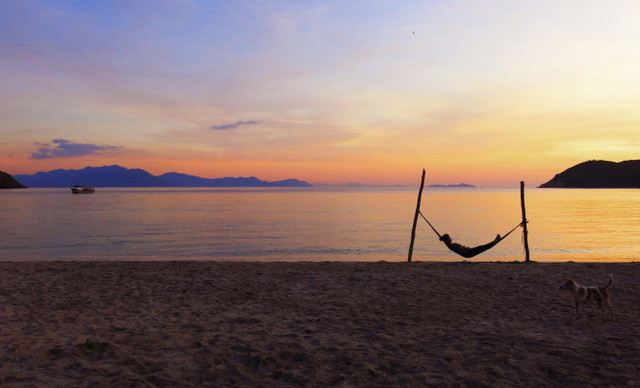 Hạnh phúc đắm trong bình minh rực rỡ sắc màu.-Ảnh: T.T.H.