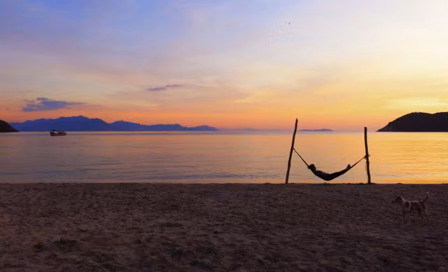 Hạnh phúc đắm trong bình minh rực rỡ sắc màu.-Ảnh: T.T.H.