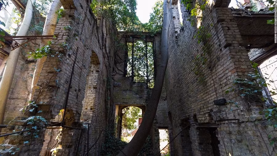 Fahey nói rằng 90% số công trình mà anh tìm đến là những nơi bị bỏ rơi từ cuối thập niên 80 thế kỷ trước. 