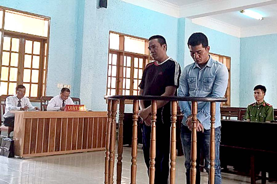  Bị cáo nghe Hội đòng xét xử tuyên án. Ảnh: Võ Văn Cường