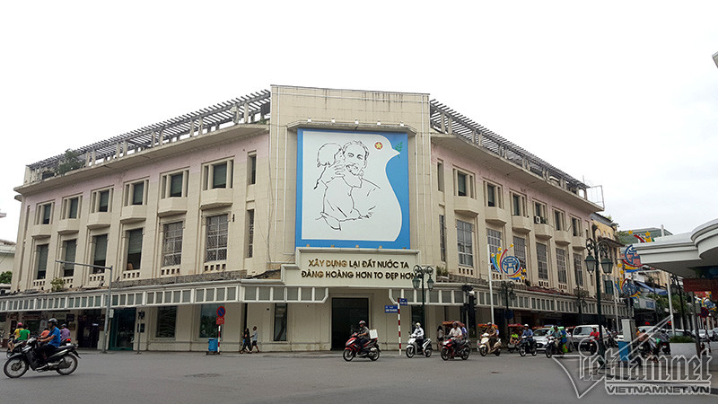 Bức tranh Bác Hồ với cháu thiếu nhi được treo trang trọng ở ngã tư Tràng Tiền - Đinh Tiên Hoàng