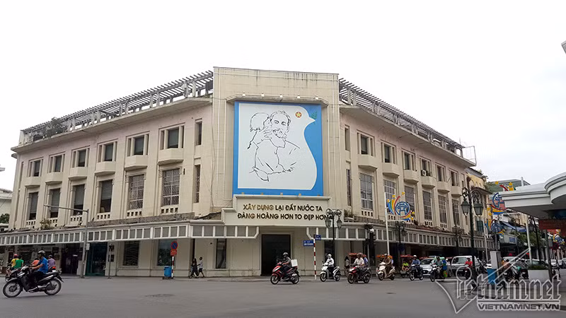 Bức tranh Bác Hồ với cháu thiếu nhi được treo trang trọng ở ngã tư Tràng Tiền - Đinh Tiên Hoàng