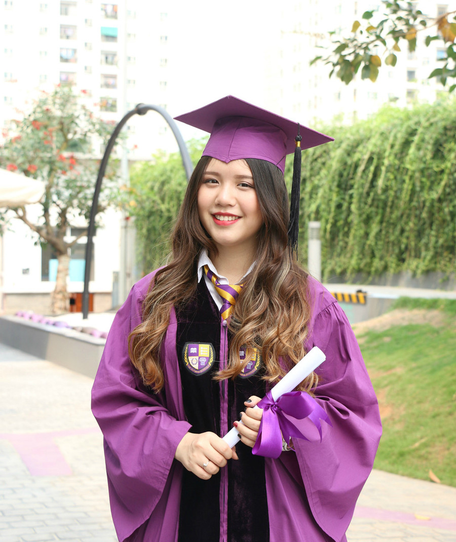 Khánh Linh rạng rỡ bên bạn bè trong lễ tốt nghiệp cấp 3.