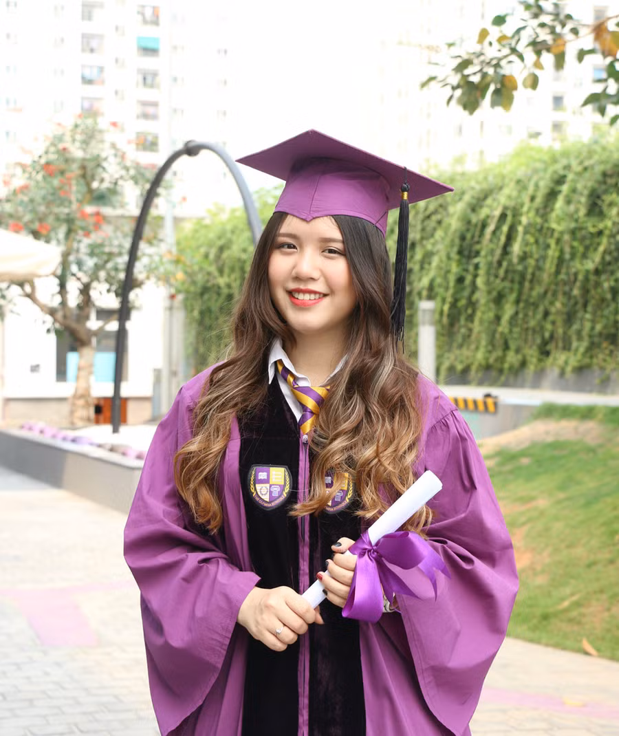 Khánh Linh rạng rỡ bên bạn bè trong lễ tốt nghiệp cấp 3.