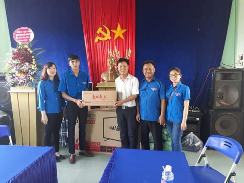 Chi đoàn Ủy ban MTTQ Việt Nam tỉnh tặng quà cho các trường học. Ảnh: Hoàng Nam Chi đoàn Ủy ban MTTQ Việt Nam tỉnh tặng quà cho các trường học. Ảnh: Hoàng Nam