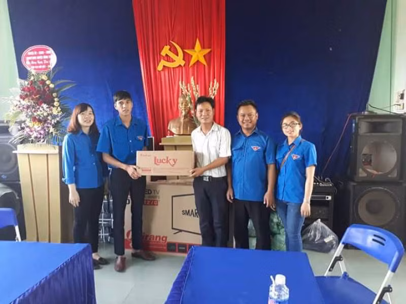 Chi đoàn Ủy ban MTTQ Việt Nam tỉnh tặng quà cho các trường học. Ảnh: Hoàng Nam