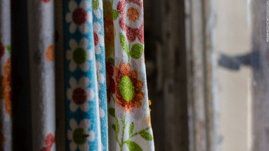 Bức rèm cửa vẫn được treo ở một tòa nhà bị bỏ hoang gần căn cứ không quân Sperenberg bỏ hoang.