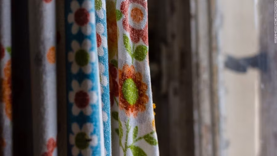 Bức rèm cửa vẫn được treo ở một tòa nhà bị bỏ hoang gần căn cứ không quân Sperenberg bỏ hoang.