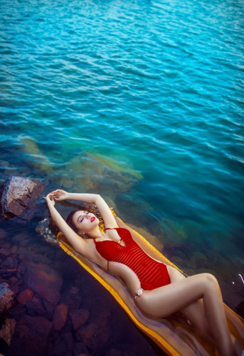 Sau khi đạt danh hiệu trong nước, Jenny Lê Nguyễn quyết định chuyển hướng hoạt động sang nước ngoài. Cô tham gia Miss Model Of The World 2013 và Miss Asia Pacific World, nhận giải thưởng "Nghệ sĩ xuất sắc nhất châu Á Thái Bình Dương 2014". Jenny Lê Nguyễn cũng là giám khảo trẻ tuổi nhất trong lịch sử cuộc thi Miss Asia 2014 tại Malaysia, giám khảo cuộc thi Miss Cosmopolitan World 3 năm liền. Sau khi đạt danh hiệu trong nước, Jenny Lê Nguyễn quyết định chuyển hướng hoạt động sang nước ngoài. Cô tham gia Miss Model Of The World 2013 và Miss Asia Pacific World, nhận giải thưởng