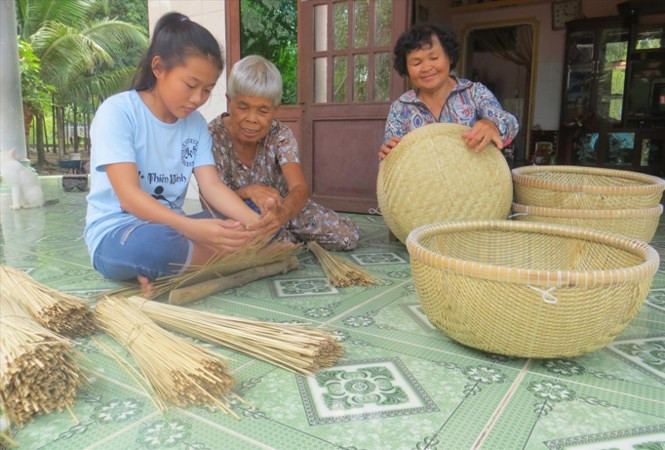 Nghề đan lát ngày càng teo tóp. Nghề đan lát ngày càng teo tóp.