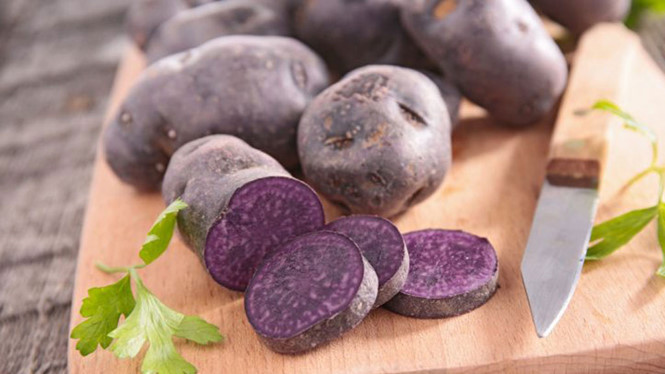 Khoai lang tím giúp giảm nguy cơ ung thư đại tràng.