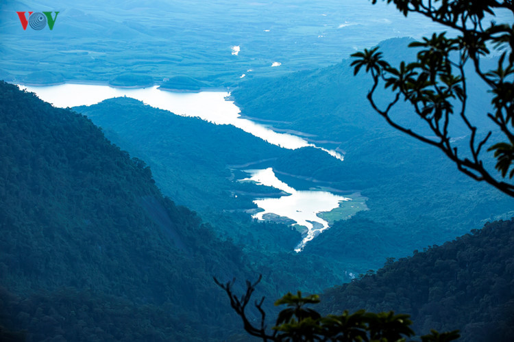 Tại Vọng Hải Đài, bạn có thể ngắm bốn phía của Bạch Mã. Núi non trùng điệp, thành phố Huế ẩn hiện trong làn mây, đầm Cầu Hai, biển Cảnh Dương, vịnh Lăng Cô, hồ Truồi… Trong ảnh: Hồ Truồi trông thật kỳ bí khi chiều buông.