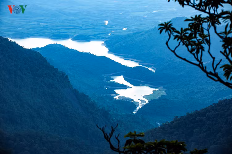 Tại Vọng Hải Đài, bạn có thể ngắm bốn phía của Bạch Mã. Núi non trùng điệp, thành phố Huế ẩn hiện trong làn mây, đầm Cầu Hai, biển Cảnh Dương, vịnh Lăng Cô, hồ Truồi… Trong ảnh: Hồ Truồi trông thật kỳ bí khi chiều buông.