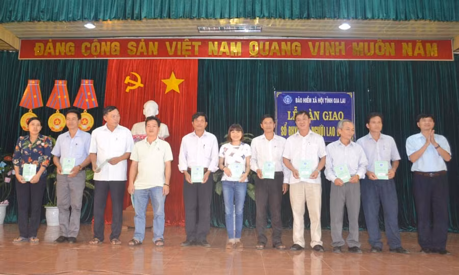 Trao sổ BHXH cho cán bộ, công nhân viên-người lao động Công ty Cà phê Ia Sao 2. Ảnh: Lê Lan Trao sổ BHXH cho cán bộ, công nhân viên-người lao động Công ty Cà phê Ia Sao 2. Ảnh: Lê Lan