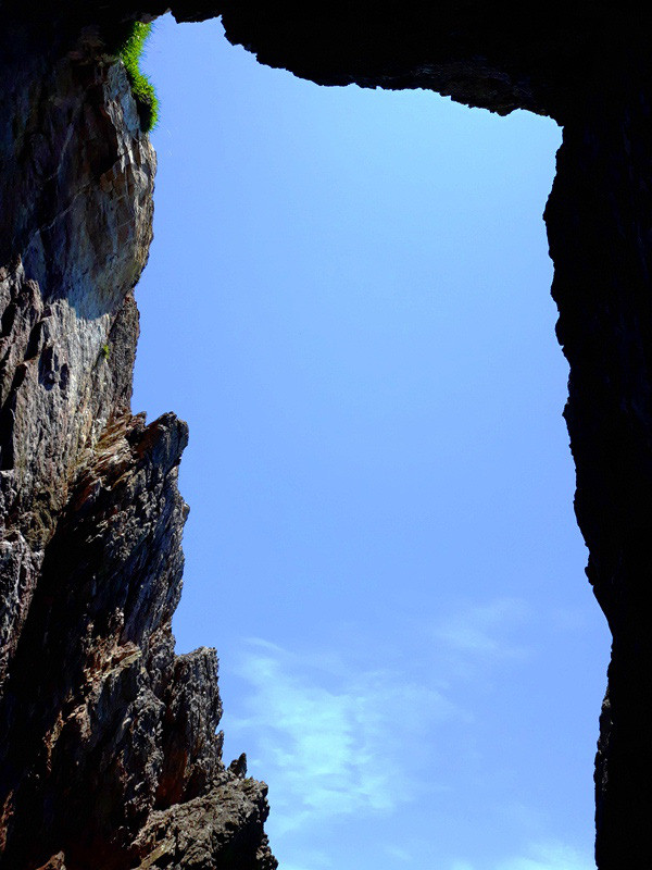 Nhìn qua hang gió là bầu trời xanh ngắt và đón từng luồng gió mát lạnh từ biển thổi vào.