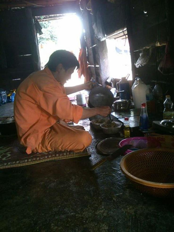 Cùng ăn, ở với đồng bào địa phương (ảnh nhỏ). Cùng ăn, ở với đồng bào địa phương (ảnh nhỏ).