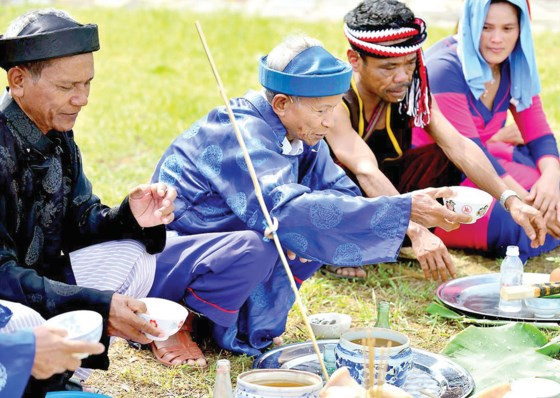 Cây “gậy thần” (gai toah ) được làm từ ngày có người chết, lại đem ra sử dụng trong ngày cúng thứ 2.