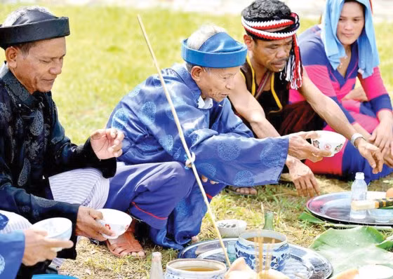 Cây “gậy thần” (gai toah ) được làm từ ngày có người chết, lại đem ra sử dụng trong ngày cúng thứ 2.