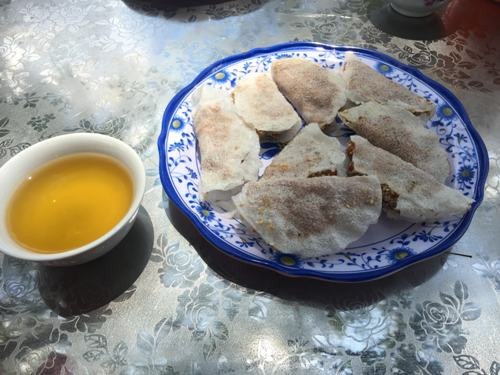 Bát nước chè xanh cùng kẹo cu-đơ là đặc sản nổi tiếng của xứ Nghệ. Bát nước chè xanh cùng kẹo cu-đơ là đặc sản nổi tiếng của xứ Nghệ.