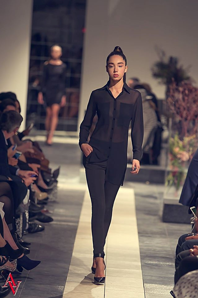 Thiếu nữ tự tin sải bước trên sàn catwalk.