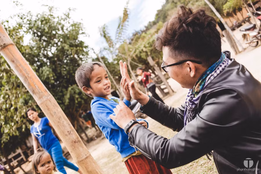 "Bán" hết hàng rồi, đập tay ăn mừng nào! - Ảnh: P.H.T