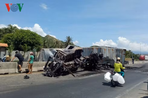 Vụ tai nạn làm 2 xe bị cháy, ách tắc giao thông quốc lộ 1A