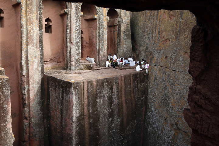  Người Kitô giáo dòng Chính thống ngồi bên ngoài các nhà thờ được xây trong các vách đá lớn ở vùng Amhara. Ảnh: Reuters.