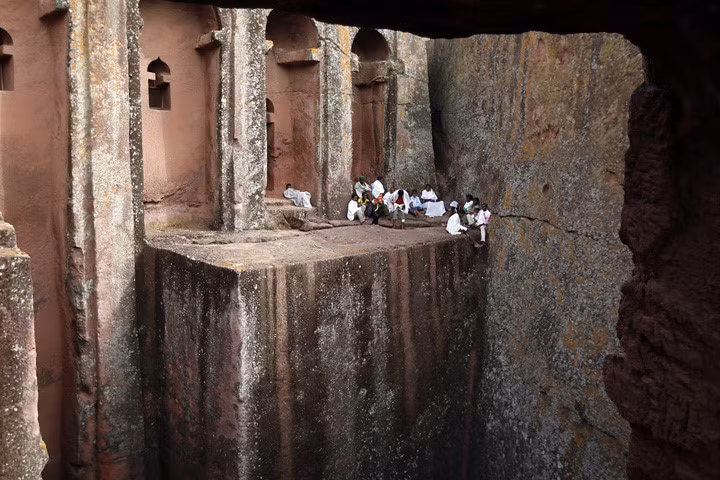  Người Kitô giáo dòng Chính thống ngồi bên ngoài các nhà thờ được xây trong các vách đá lớn ở vùng Amhara. Ảnh: Reuters.