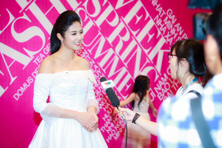 Bộ sưu tập có chất liệu đa dạng như voan, ren, lưới..., được Hoa hậu Việt Nam 2010 sưu tầm trong mỗi lần đi công tác các nước như Hàn Quốc, Nhật Bản, Pháp, Italy.